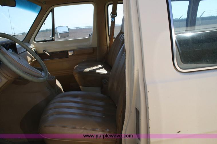 image for item 6366 1989 Dodge Ram Wagon B350