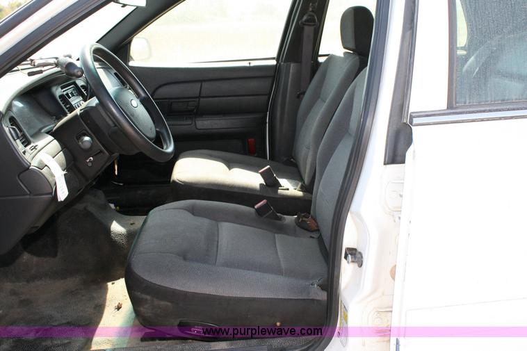 image for item 6411 2006 Ford Crown Victoria Police Interceptor