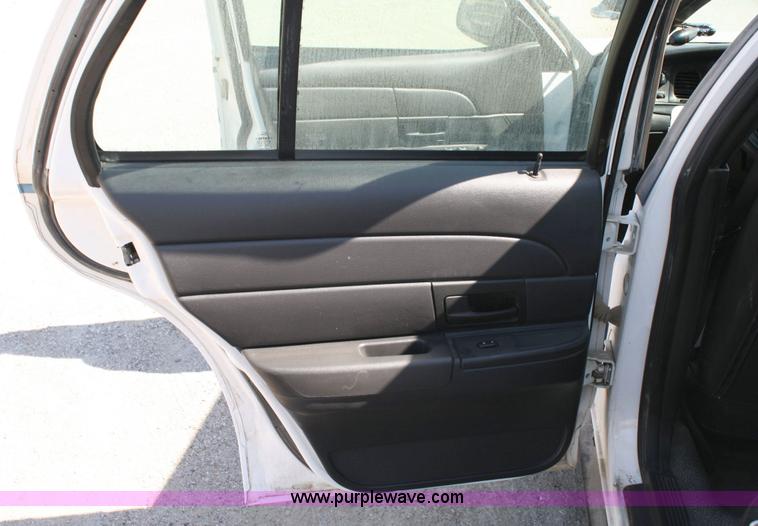 image for item 6411 2006 Ford Crown Victoria Police Interceptor