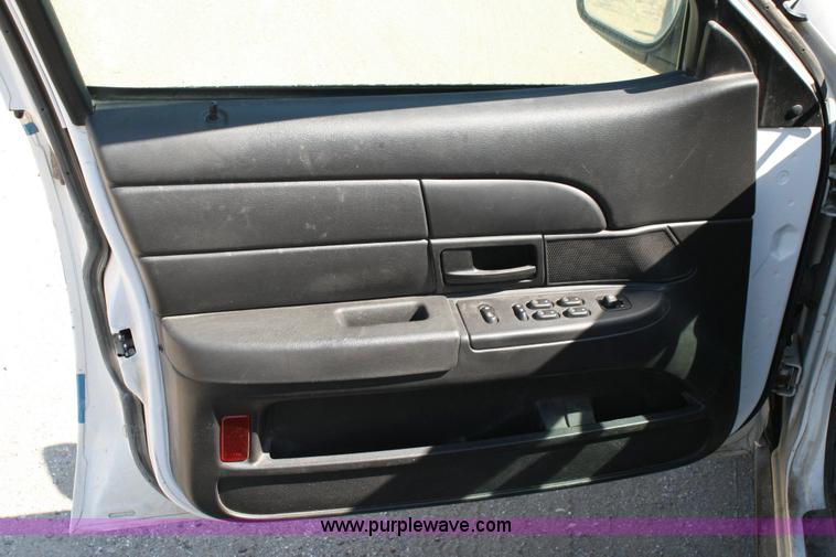 image for item 6412 2006 Ford Crown Victoria Police Interceptor