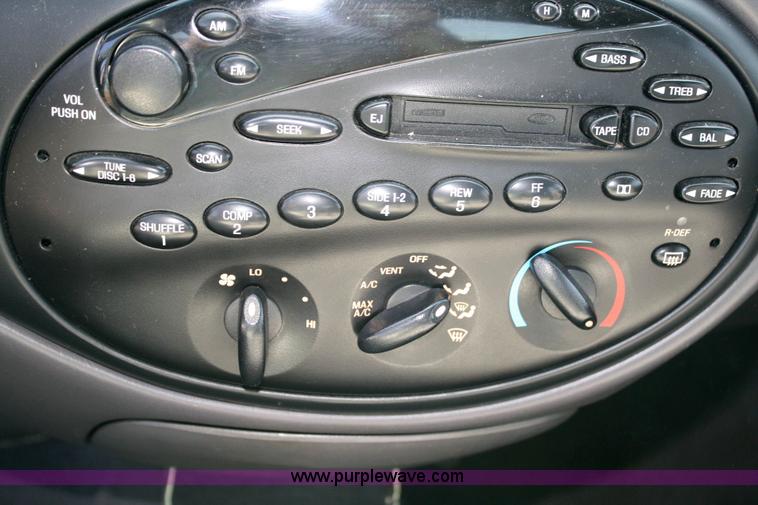 image for item 6417 1999 Ford Taurus SE