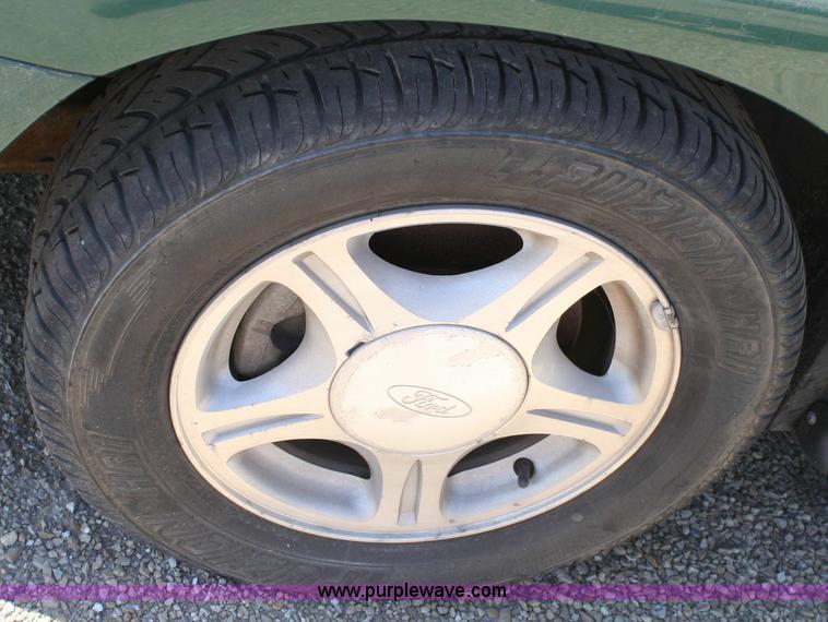 image for item 6417 1999 Ford Taurus SE
