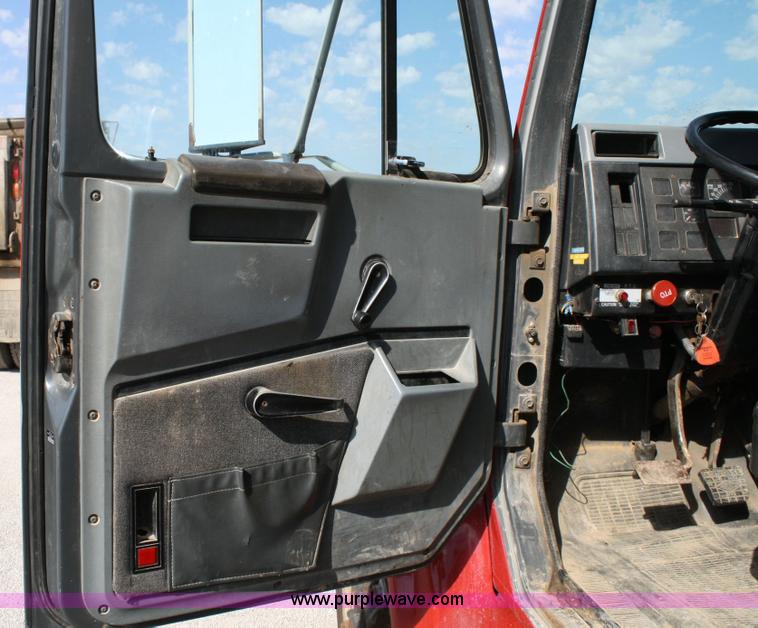 image for item 6421 1992 International Series 4700 4x2 dump truck