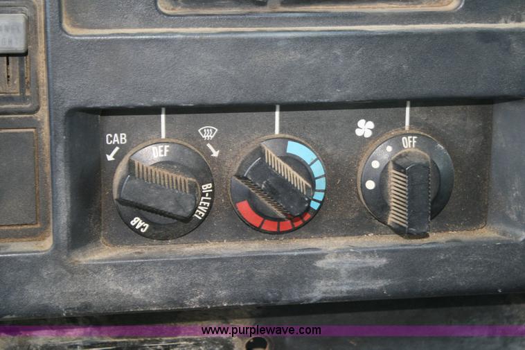 image for item 6421 1992 International Series 4700 4x2 dump truck