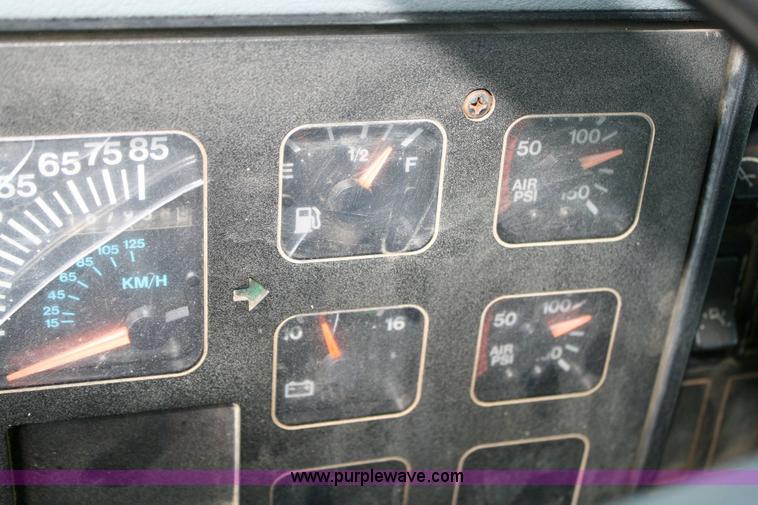 image for item 6421 1992 International Series 4700 4x2 dump truck