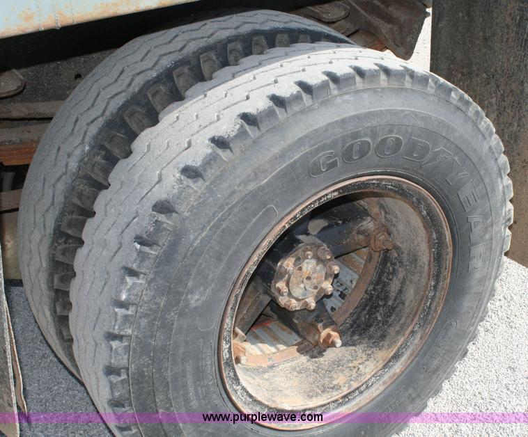 image for item 6421 1992 International Series 4700 4x2 dump truck