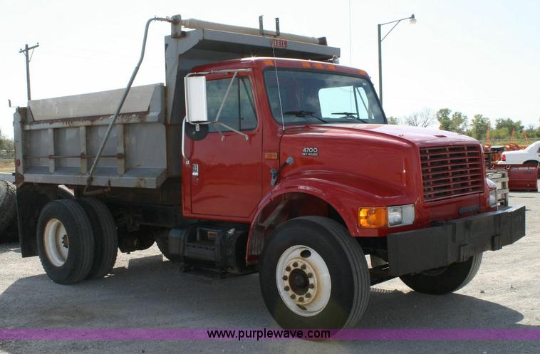 image for item 6422 1999 International Series 4700 single axle dump truck