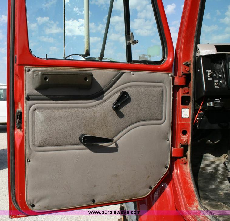 image for item 6422 1999 International Series 4700 single axle dump truck