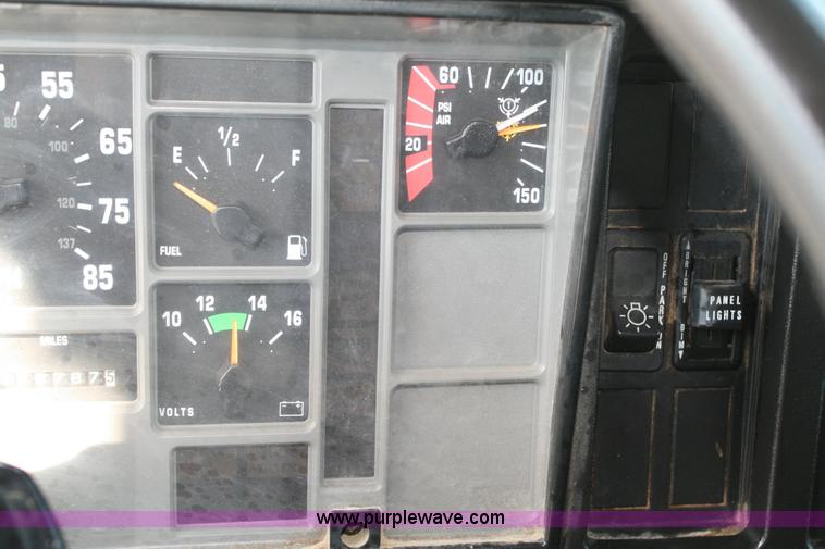 image for item 6422 1999 International Series 4700 single axle dump truck