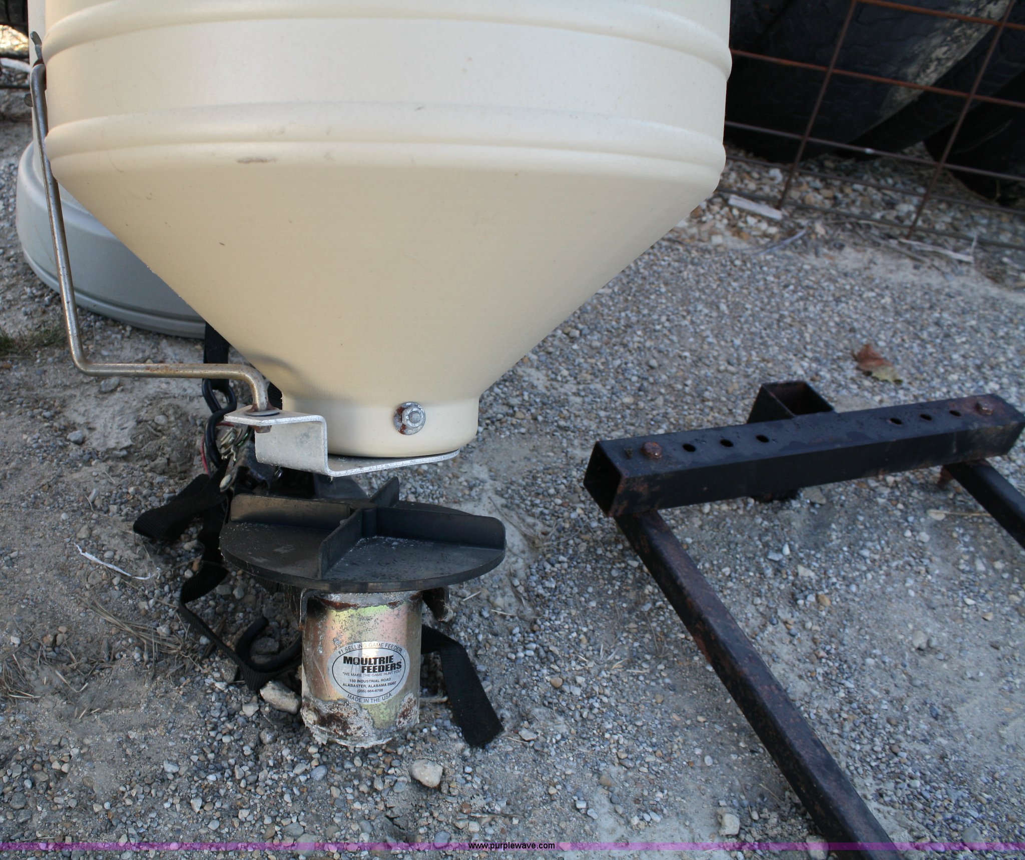 (2) Cabela's ATV spreaders in Oskaloosa, KS Item 4719 sold Purple Wave