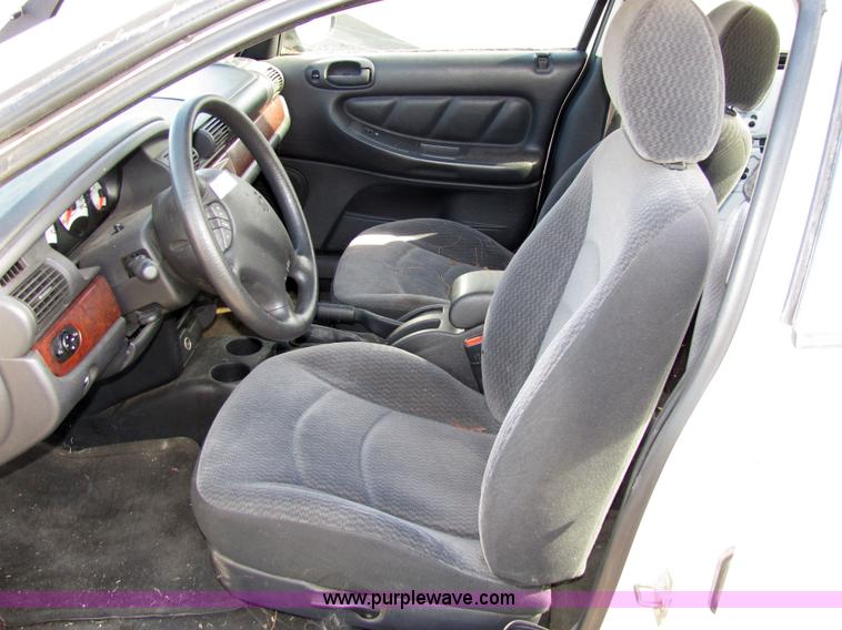 image for item 2231 2001 Dodge Stratus SE