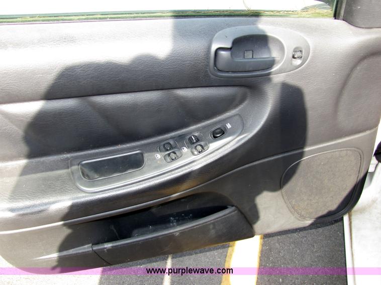 image for item 2231 2001 Dodge Stratus SE