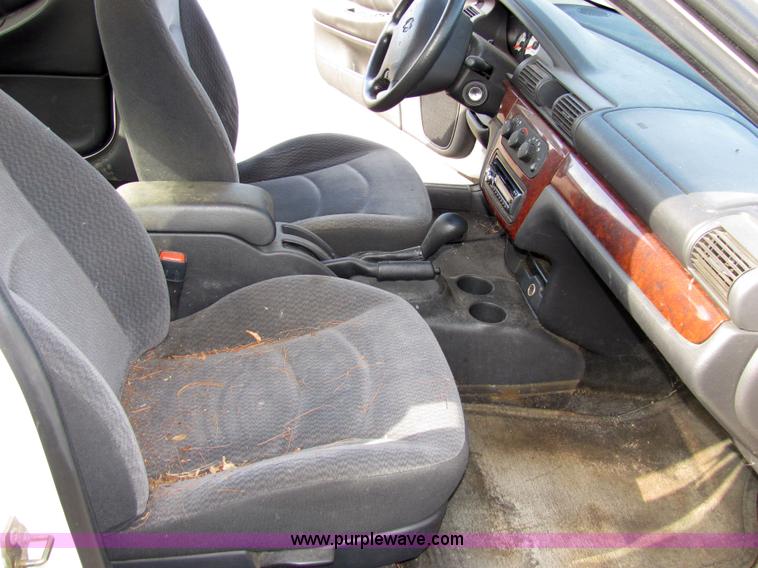 image for item 2231 2001 Dodge Stratus SE