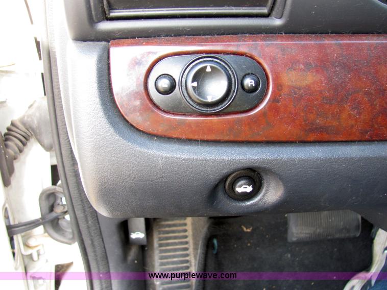 image for item 2231 2001 Dodge Stratus SE