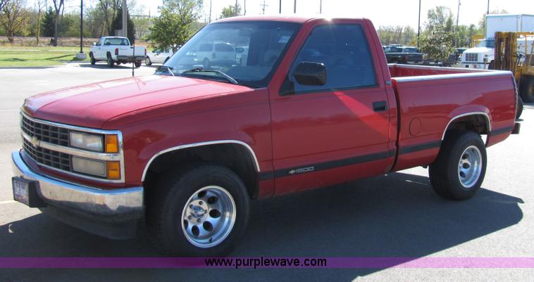 image for item 2239 1992 Chevrolet C1500 pickup truck