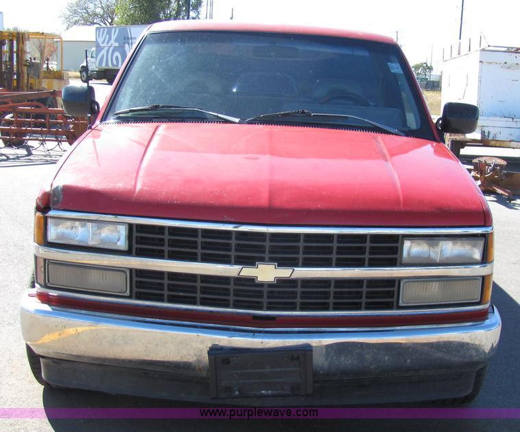 image for item 2239 1992 Chevrolet C1500 pickup truck