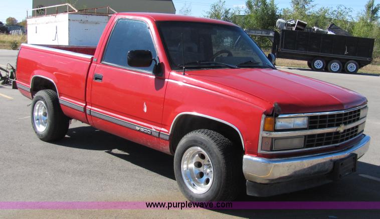 image for item 2239 1992 Chevrolet C1500 pickup truck