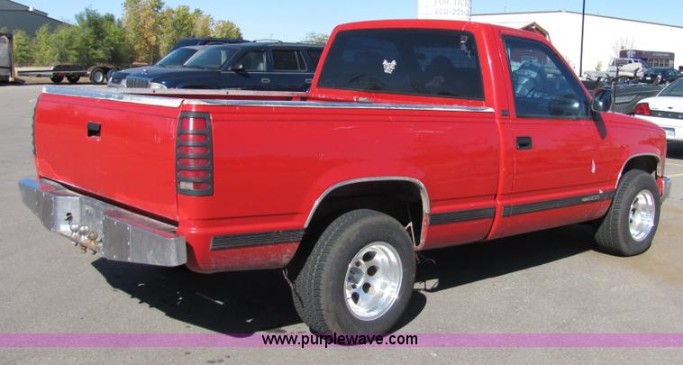 image for item 2239 1992 Chevrolet C1500 pickup truck