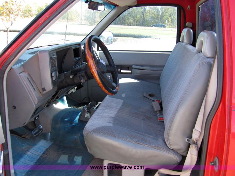 image for item 2239 1992 Chevrolet C1500 pickup truck