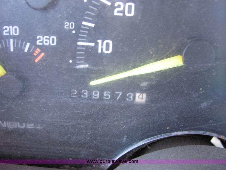 image for item 2239 1992 Chevrolet C1500 pickup truck