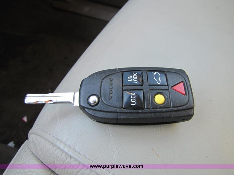 image for item 5268 2005 Volvo XTC90 Non-repairable certificate, parts only