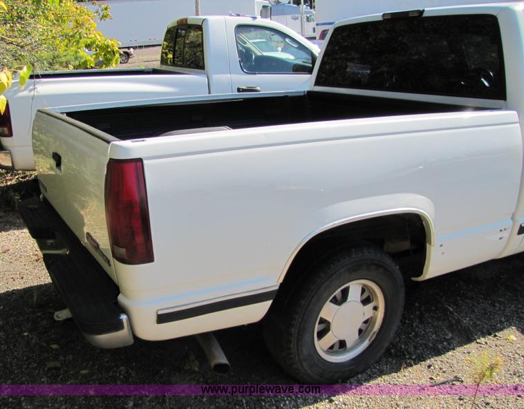 image for item 5272 1998 GMC Sierra C1500 pickup truck