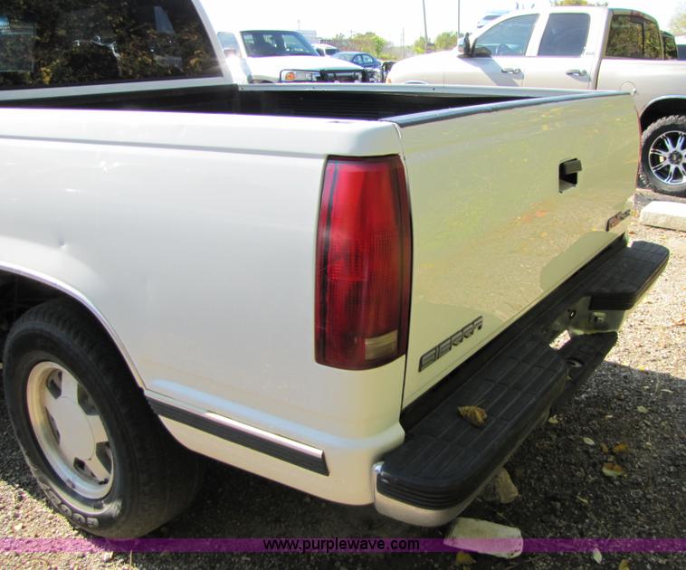 image for item 5272 1998 GMC Sierra C1500 pickup truck