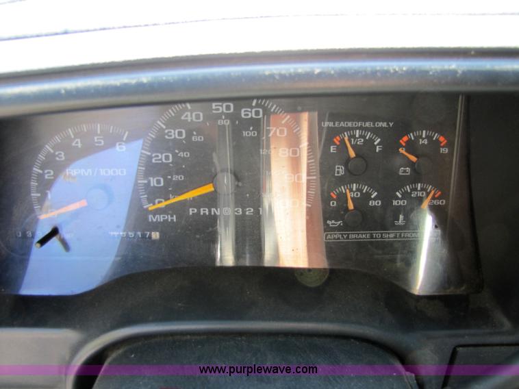 image for item 5272 1998 GMC Sierra C1500 pickup truck