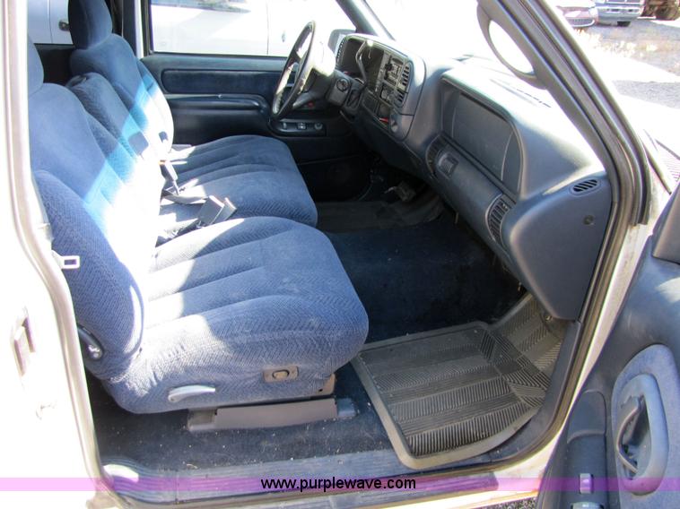 image for item 5272 1998 GMC Sierra C1500 pickup truck