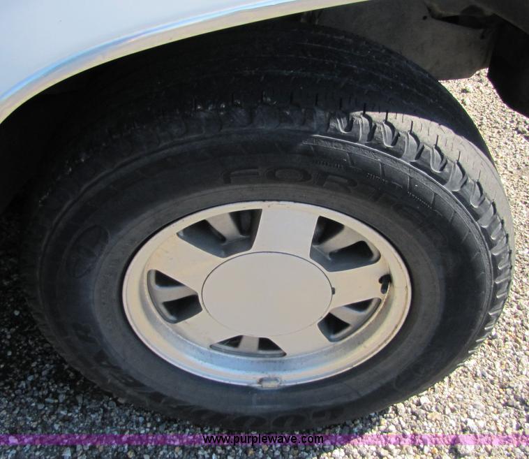 image for item 5272 1998 GMC Sierra C1500 pickup truck