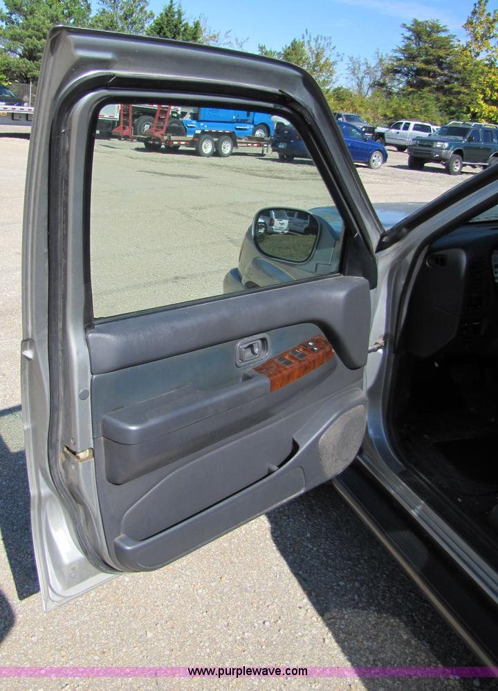 image for item 5273 1999 Nissan Pathfinder