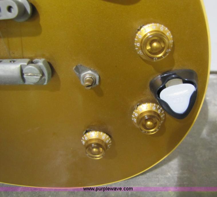 image for item 5336 Gibson Les Paul model electric guitar with case