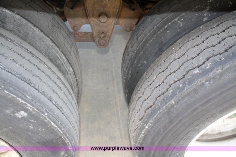 image for item 5022 1995 Trailmobile G1JA-1UAL 48' van trailer with internal shelving and lighting