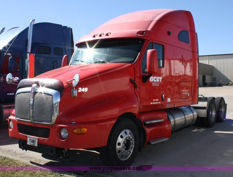 image for item 5024 2004 Kenworth T2000 semi truck