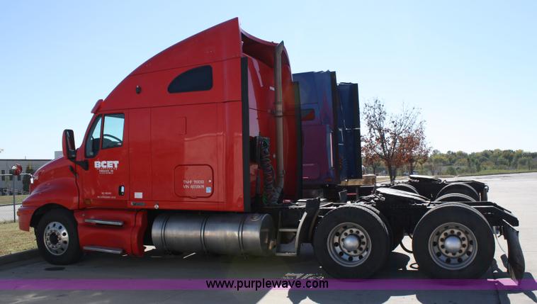 image for item 5024 2004 Kenworth T2000 semi truck