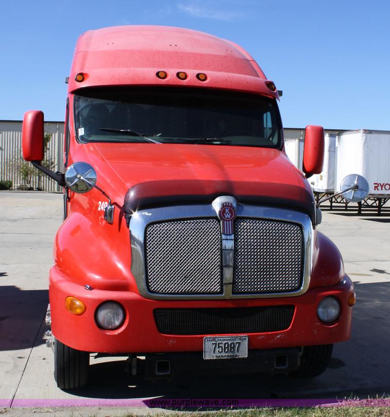 image for item 5024 2004 Kenworth T2000 semi truck