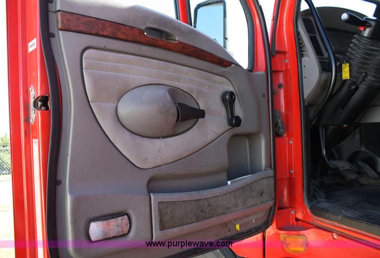 image for item 5024 2004 Kenworth T2000 semi truck