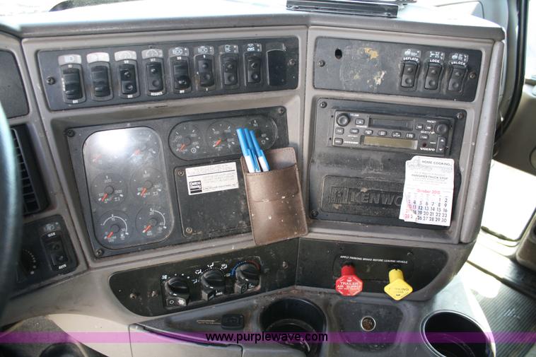 image for item 5024 2004 Kenworth T2000 semi truck