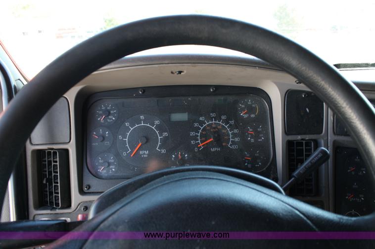 image for item 5024 2004 Kenworth T2000 semi truck