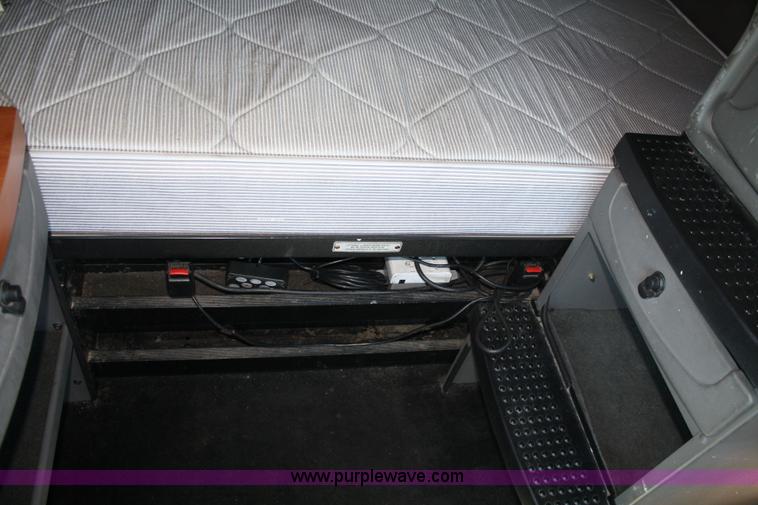 image for item 5024 2004 Kenworth T2000 semi truck