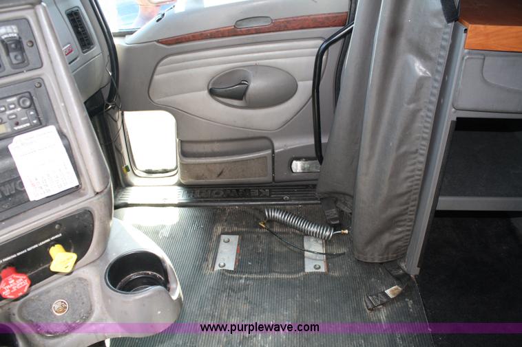 image for item 5024 2004 Kenworth T2000 semi truck