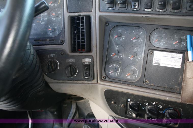 image for item 5024 2004 Kenworth T2000 semi truck