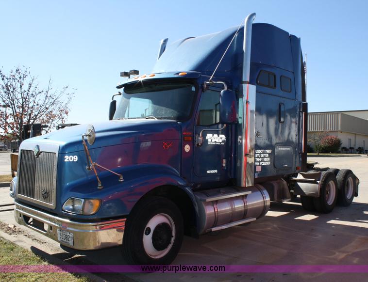 image for item 5025 2000 International 9400i semi truck