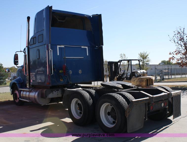 image for item 5025 2000 International 9400i semi truck