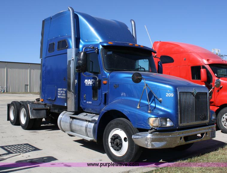 image for item 5025 2000 International 9400i semi truck