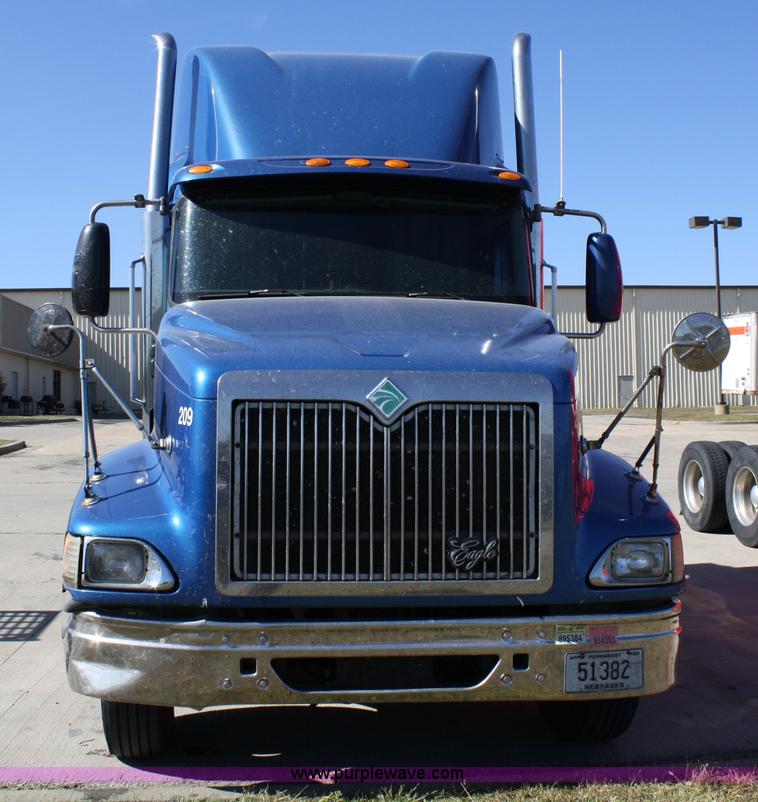 image for item 5025 2000 International 9400i semi truck