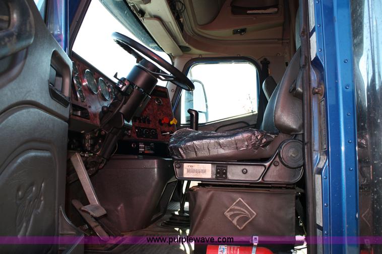 image for item 5025 2000 International 9400i semi truck