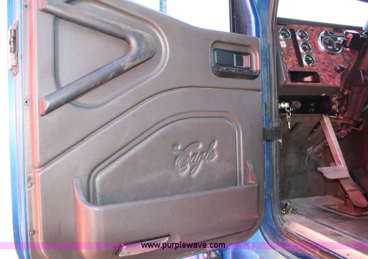 image for item 5025 2000 International 9400i semi truck