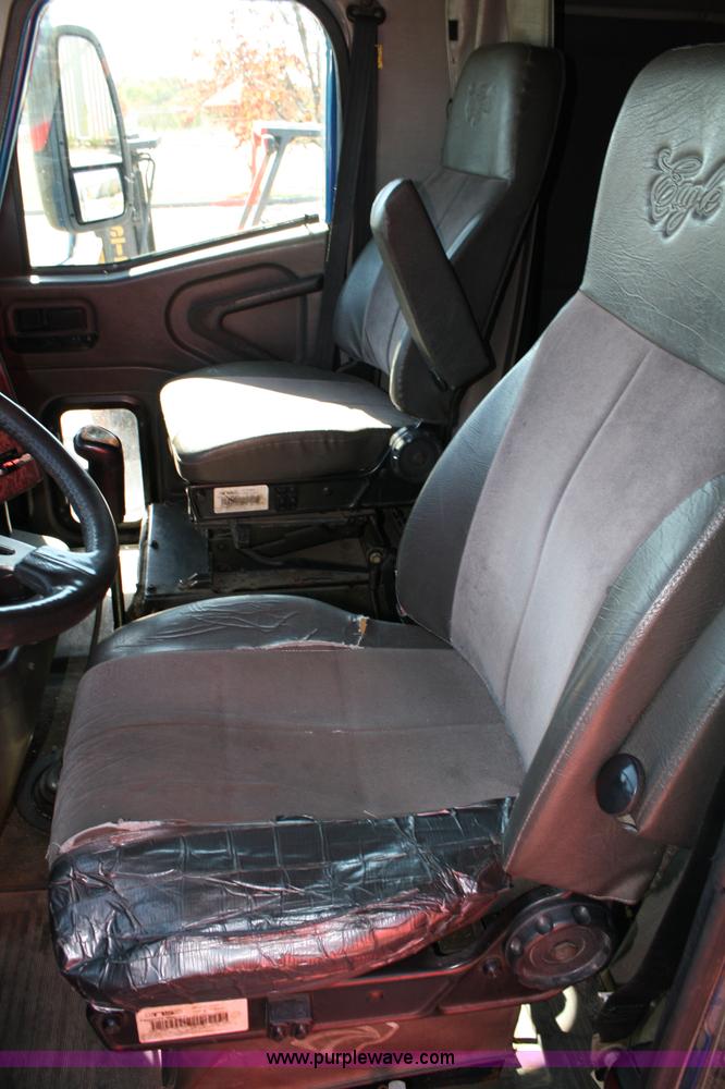 image for item 5025 2000 International 9400i semi truck