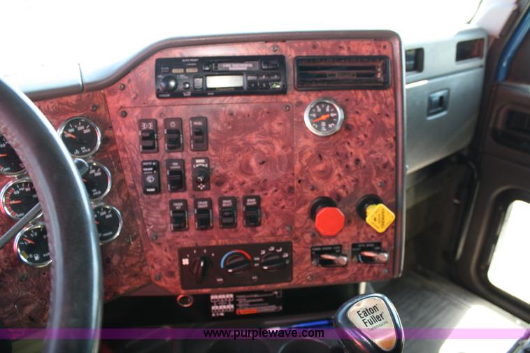 image for item 5025 2000 International 9400i semi truck